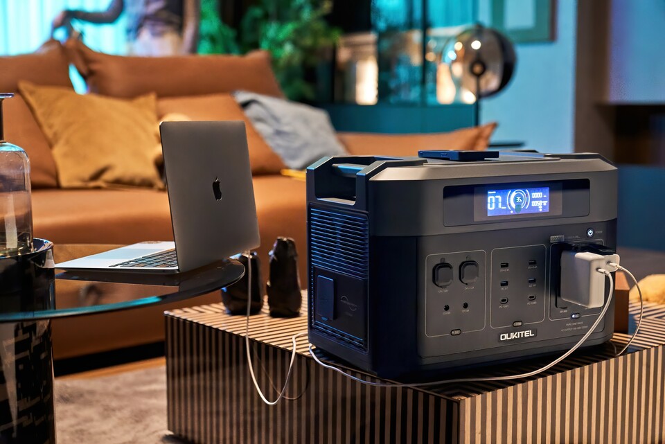 Praktisch: Die Powerstation kann aus dem Balkonsolar-Kreislauf entfernt und damit auch außerhalb der Wohnung genutzt werden. Beispielsweise zur Beschallung eurer Festival-Nachbarn.