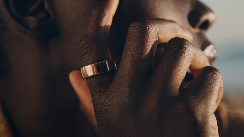 Nicht jeder will immer und überall zeigen, wie viel Technik sich da schon am Körper befindet - mit einem smarten Ring wie dem von Oura merkt niemand etwas. Nicht einmal ihr, so bequem ist er.