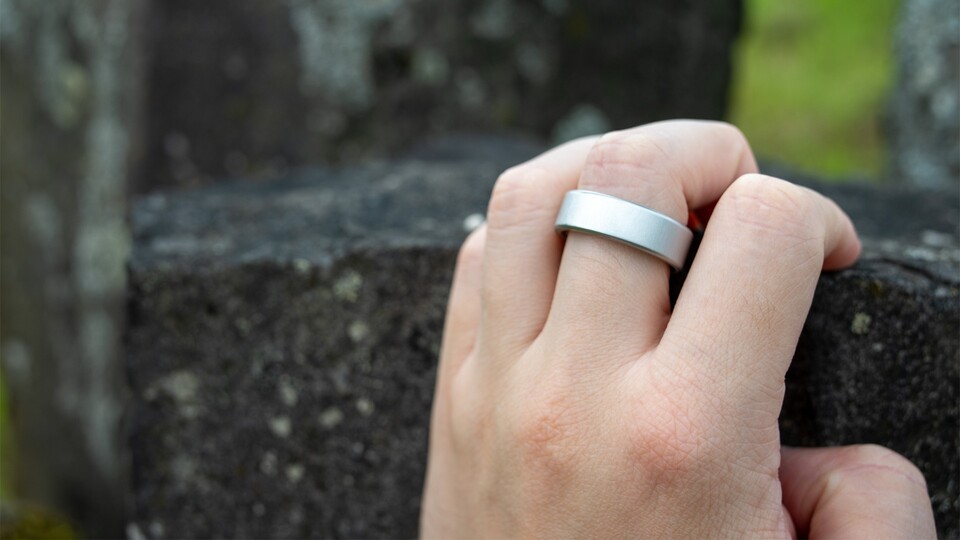 Man sieht auf den ersten Blick einfach null, dass in diesem kleinen Ring aus Titan die komplette Technik einer High-End-Smartwatch schlummert.