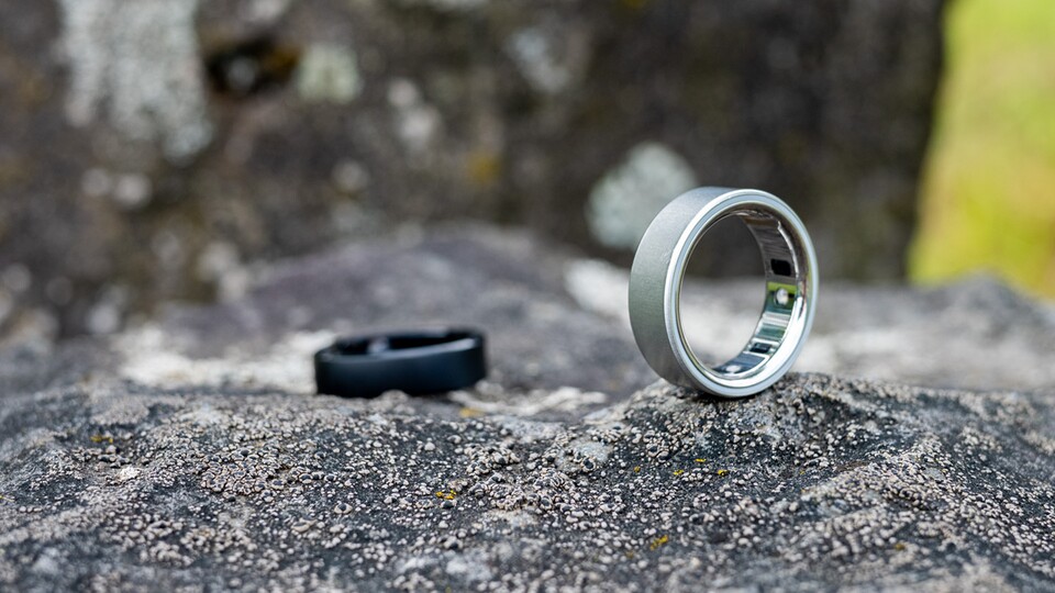 Die Version in Brushed Silver sieht am Finger extrem edel aus, zieht im harten Alltag aber leider auch kleine Kratzer an wie ein Magnet. (Bildquelle: Fernando SchneiderGameStar)