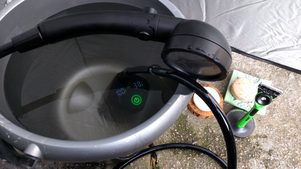 Ein Duschkopf mit Pumpe, den man einfach in einen Eimer mit Wasser stellt: Fertig ist die mobile, kabellos Dusche. (Bildquelle: Nele WobkerGameStar Tech)