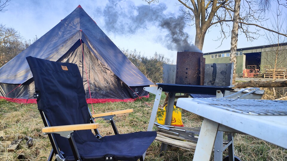 Auch wenn die Kohle offenbar feucht geworden ist: Grillen vor dem Outdoor-Gamingcave lockt auch Teenager aus dem Zimmer.