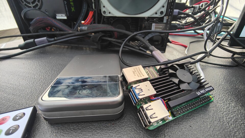 Der ITX-PC da hinten steht nicht dauerhaft in der Natur, der Raspberry Pi 5 vorne allerdings schon, der kanns auch ab. Und ist eine tolle Quelle für Retrogaming.