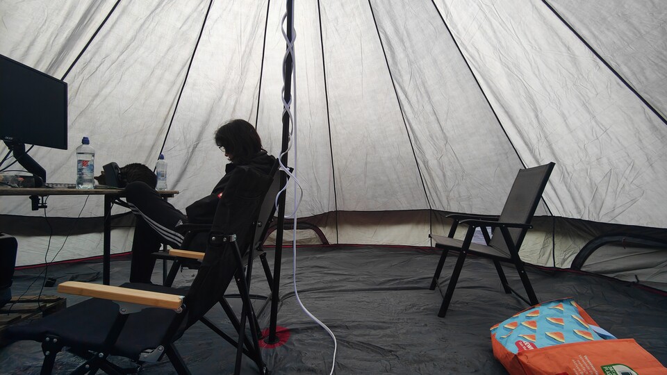 Ich habe schon in Wohnungen gelebt, die weniger freie Fläche geboten haben, als dieses 10-Personen-Zelt (bei Vollbelegung wirds aber doch eher kuschelig).