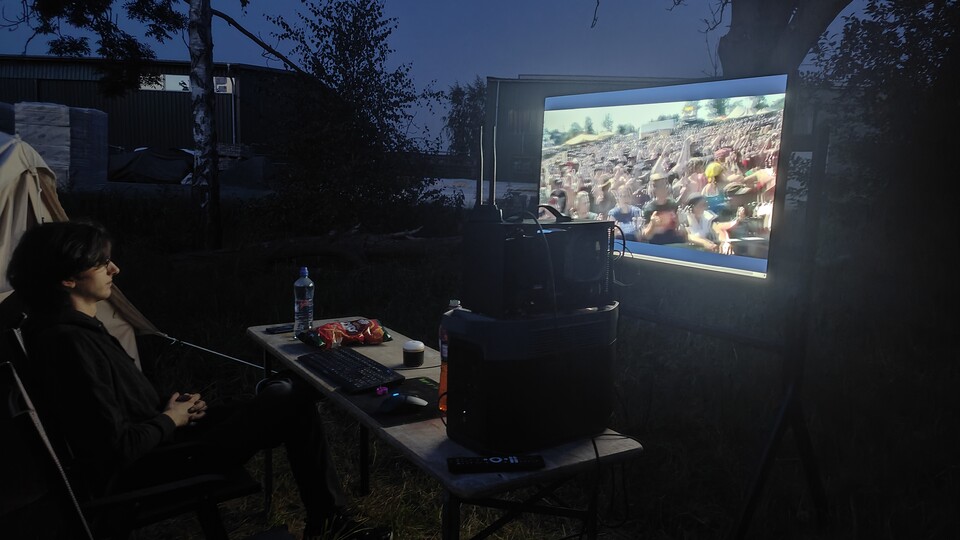 Im Sommer klappt Outdoor-Gaming auch ohne Dach über dem Kopf: Powerstation, Insektenschutz, Bierzeltgarnitur, PC und ein Bildschirm reichen aus.