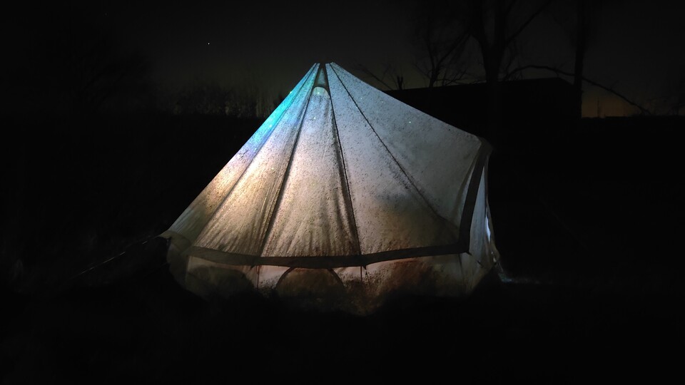 Auch wenn es da schon am Ende seiner Lebensspanne und entsprechend fleckig war: In der Nacht war das beleuchtete Zelt immer ein Highlight.