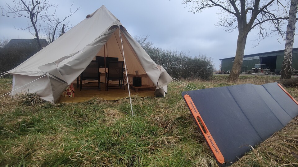 Das 200-Watt-Faltpanel da vorm Zelt hat dann doch nicht genug Strom geliefert, um die Powerstation dauerhaft voll zu bekommen. Da war ein Upgrade nötig.