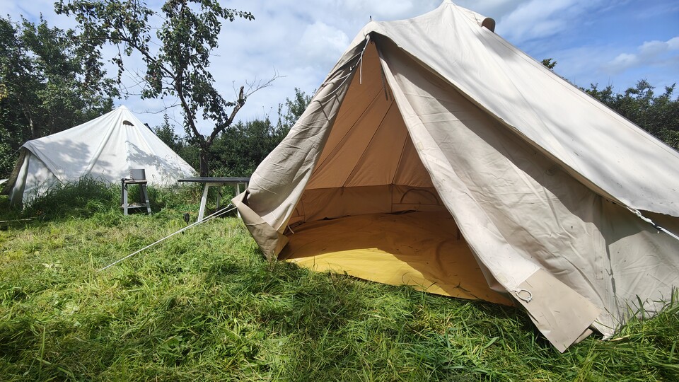 Für eine Outdoor-Podcastaufnahme durfte sich das Zelt zwecks Extra-Schlafplatz sogar zeitweilig vermehren. Bei der Aufnahme hatten drei Personen + Technik gemütlich Platz.