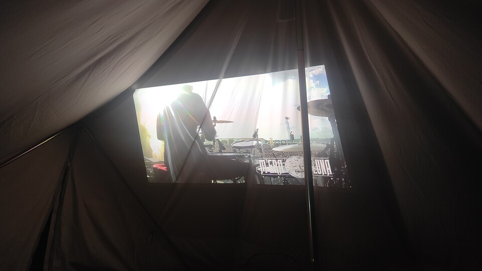 Nach dem Festival ist vor dem Festival: Mit einem Videoprojektor lässt sich die Zeltwand auch als Leinwand nutzen. Nicht perfekt aber praktisch.