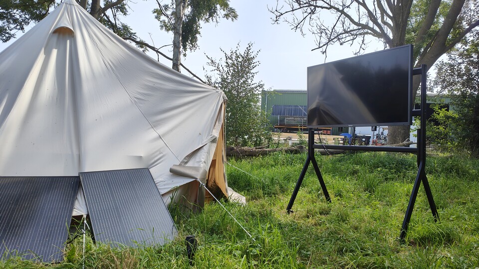 Na, was fehlt da auf dem Bild? Natürlich die passende Kühlbox, um so ein Outdoor-Setup auch anständig genießen zu können, obwohl die Sonne versucht, einen zu töten.