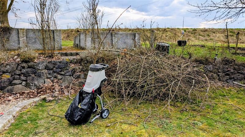Erst gestern stand ich im Garten und habe unseren ganzen Grünschnitt gehäckselt. Die Spreißeln landen im Beet als kleine Schutzschicht.