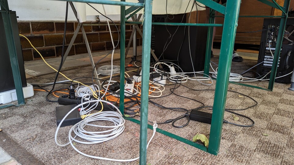 Wer draußen sitzt, umgeben von der Natur, schert sich nur wenig um Kabelmanagement. (Bildquelle: privat)