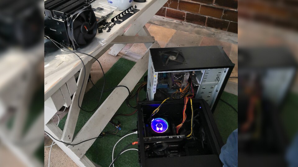 Spontanes Hardware-Troubleshooting vor Ort. Eine Überbrückung muss her. (Bildquelle: privat)