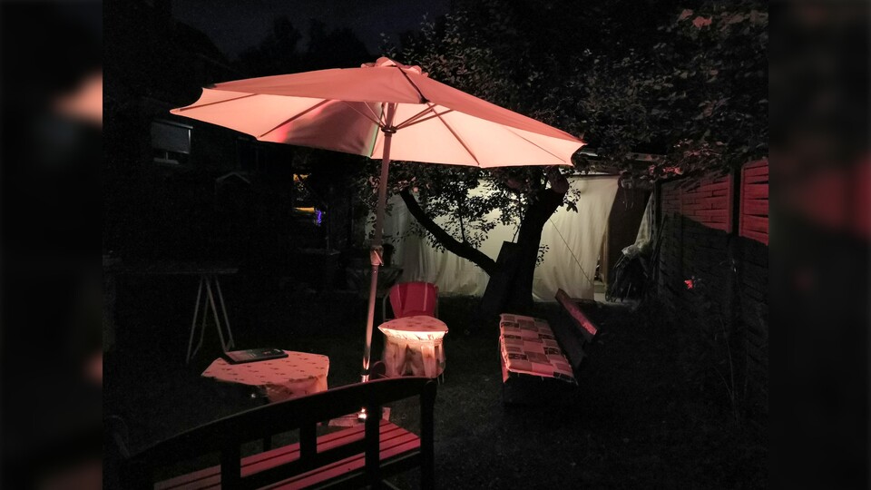 Wer mal nicht spielt, kann sich auf der Sitzgruppe unter dem Sonnenschirm entspannen. Im Hintergrund ist das Windlaken der Überdachung zu sehen. (Bildquelle: privat)