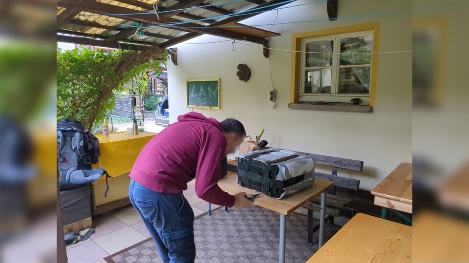 Rechner und Co. müssen bruchsicher für die Anreise verpackt werden. Nichts, was ein wenig Luftpolsterfolie und Panzertape nicht richten würde. (Bildquelle: privat)