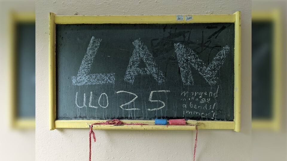 Jedes Jahr wird die Tafel neu beschriftet. Dieses Jahr wurde mit »morgens, mittags, abends, immer!« untertitelt. (Bildquelle: privat)