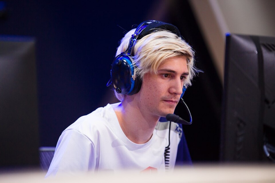 Neben spielerischen Problemen hat Dallas Fuel auch Ärger mit den eigenen Spielern außerhalb des Matches: Felix &quot;xQc&quot; Lengyel wurde von der Liga für vier Spiele gesperrt, nachdem er einen schwulen Kontrahenten nach einer Partie mit homophoben Beleidigungen anging.