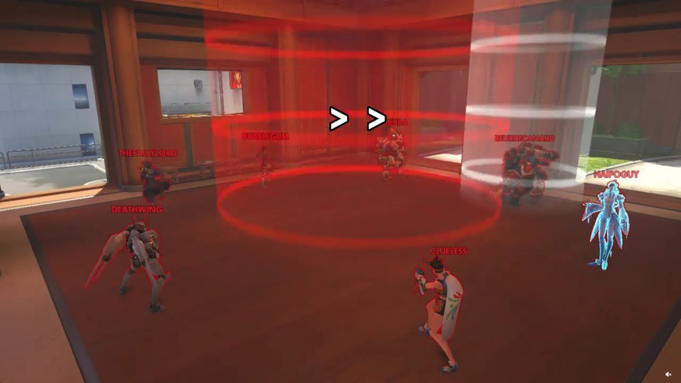 Auf dem Screenshot ist der aktive Spieler weiß erleuchtet, die ausliegende Karte ist rot. 