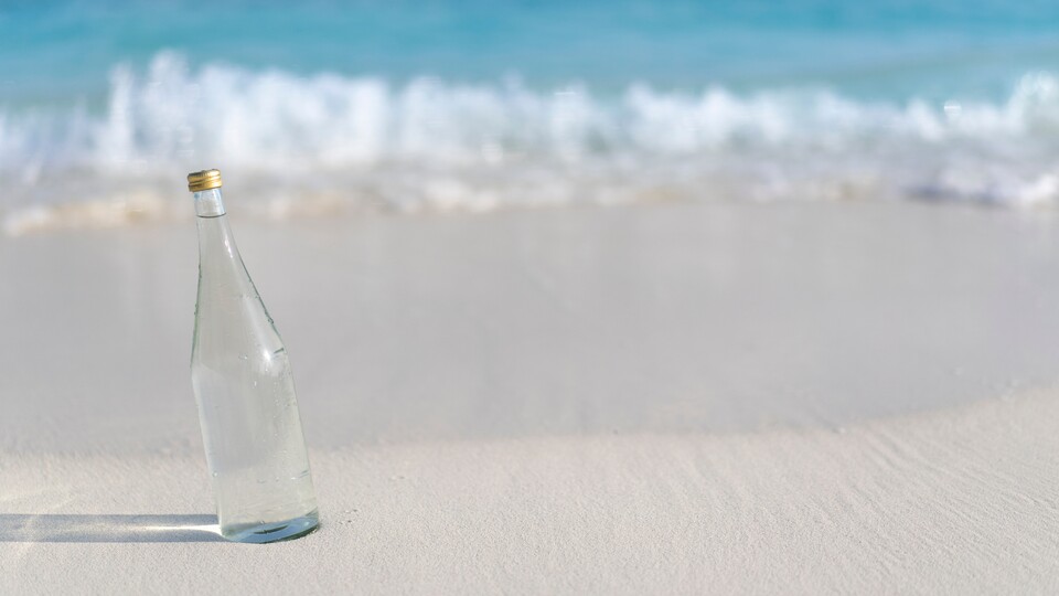 Transparent water in a bottle, blue water in the sea: how we perceive water depends on different factors.  (Image: Stock.adobe.com - Marina)