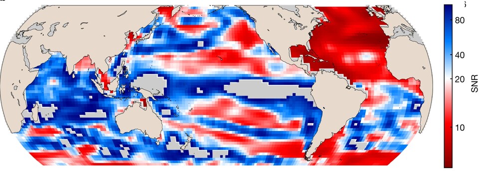 Die Farbgebung steht für die Time of Emergence, also für die Zeit des Auftretens. Sie gibt in diesem Fall an, wie viele Jahre es laut der Simulation dauert, bis Farbveränderungen des Ozeans auftreten, die sich von der natürlichen Variabilität in der Kontrollsimulation abheben Bei weißen und roten Gebieten sind es für den analysierten Zeitraum (2000 bis 2105) 20 Jahre oder weniger, bei den blauen Flächen mehr als 20 Jahre. Die wenigen grauen Flächen kennzeichnen die Gebiete, in denen für das 21te Jahrhundert keine signifikanten Veränderungen berechnet wurden.