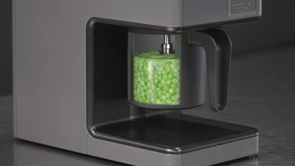 Mit dem Pacojet 4 kann man auch Herzhaftes kreieren, wie dieses seidige Erbsenpüree.