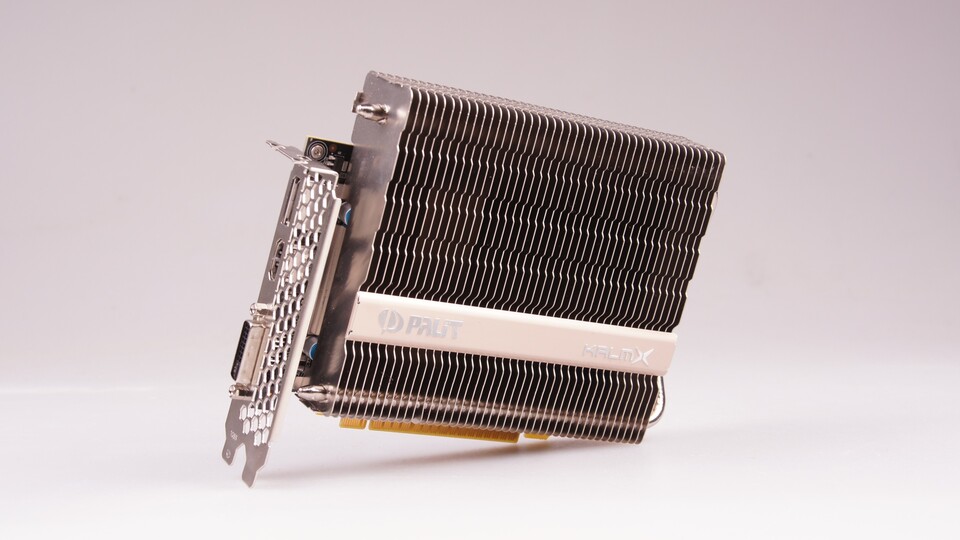 Der Kühlkörper der Geforce GTX 1050 Ti KalmX von Palit fällt besonders wuchtig aus und überragt selbst die Grafikkarten-Platine.