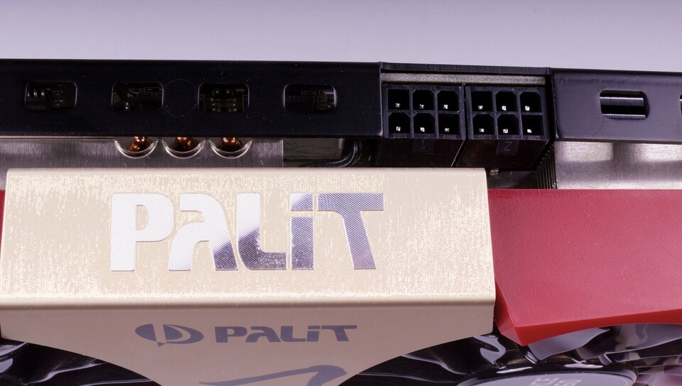 Strom holt sich die Palit Geforce GTX 760 Jetstream über zwei 6-Pol-Stecker auf der Oberseite.