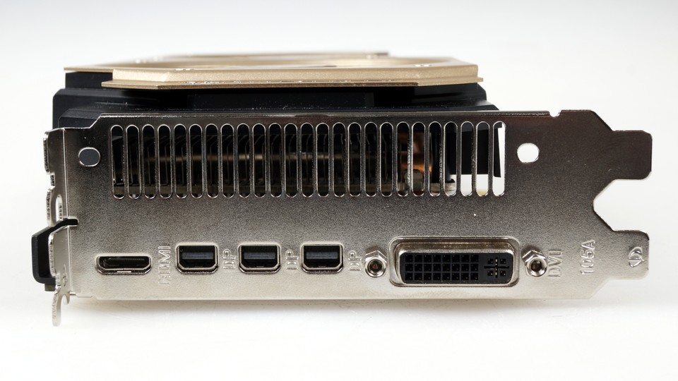 Die Palit Geforce GTX 970 Jetstream besitzt nur einen DVI-Anschluss. Dafür aber gleich drei Mini-Displayports und einen Mini-HDMI-Port. Trotz der ungewöhnlichen Anschlüsse, legt Palit der Jetsream keine enstprechenden Adapter bei.