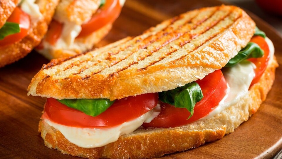 In addition to sandwiches and waffles, you can also make delicious paninis with the Philips Series 5000 sandwich maker.