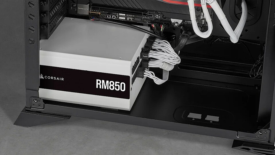 Vom Netzteil gehen viele Anschlüsse ab. Das lässt sich mit einem modularen Modell zwar etwas reduzieren, es bleiben aber stets recht viele Kabel übrig. Daher solltet ihr euch früh überlegen, wo genau ihr sie entlang führen möchtet.