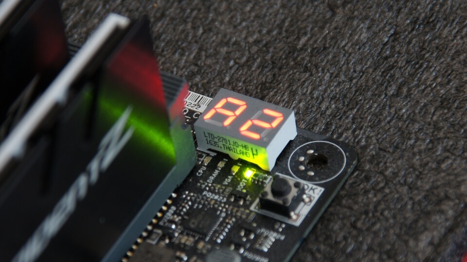 Bei manchen Mainboards finden sich solche Debug-LEDs. Die angezeigten Codes können Hinweise darauf geben, wo die Probleme beim Start des PCs liegen.