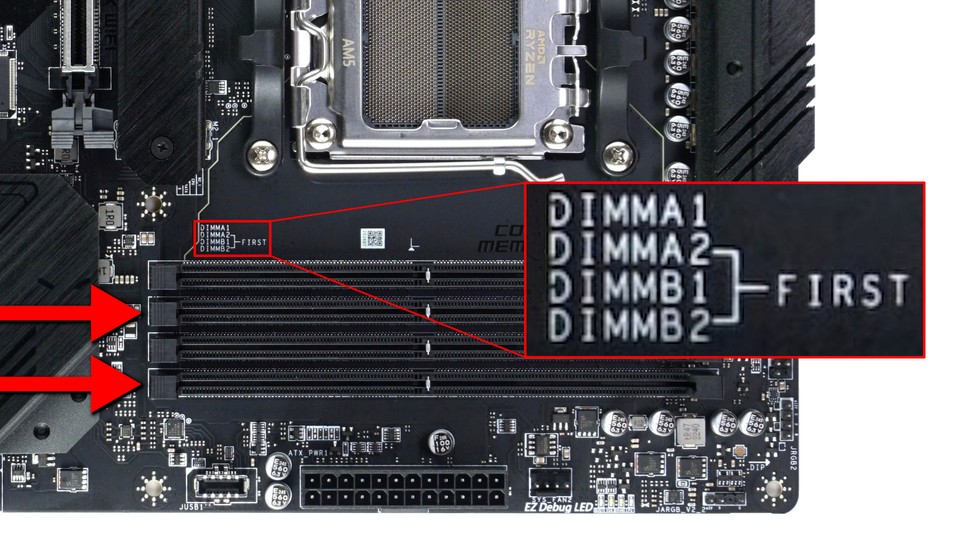 Die roten Pfeile markieren die beiden RAM-Slots, die bei diesem Mainboard laut Aufdruck zuerst genutzt werden sollten.