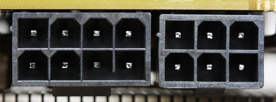 Leistungsstarke Grafikkarten verfügen häufig über zusätzliche Stecker zur Stromversorgung. Mit dem zusätzlichen 8- und 6-Pin-Stecker kann diese Grafikkarte mit bis zu 300 Watt versorgt werden. (Quelle: D-KuruWikimedia Commons, CC BY-SA 3.0)