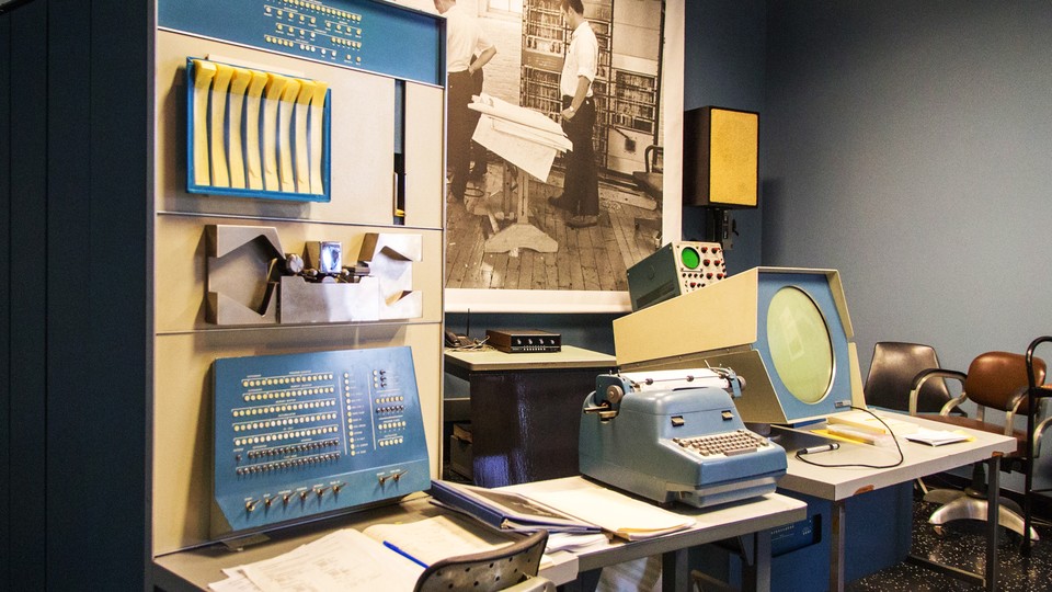 Der PDP-1 galt als »Minicomputer«, weil man ihn alleine bedienen konnte. (Bild: Flickr/cat_collector, CC-BY 2.0)