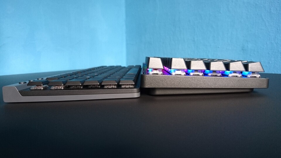 Zum Vergleich: Links zu sehen ist die Logitech G515 Lightspeed TKL, eine Low-Profile-Gaming-Tastatur. Rechts die SteelSeries Pro TKL Wireless, eine klassische Gaming-Tastatur. (Bildquelle: Nele WobkerGameStar Tech)
