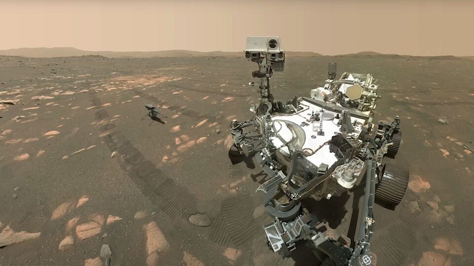 Ein echtes Selfie vom Mars: Könnt ihr den kleinen Helikopter Ingenuity links vom Rover Perseverance entdecken? (Quelle: NASAJPL-Caltech)