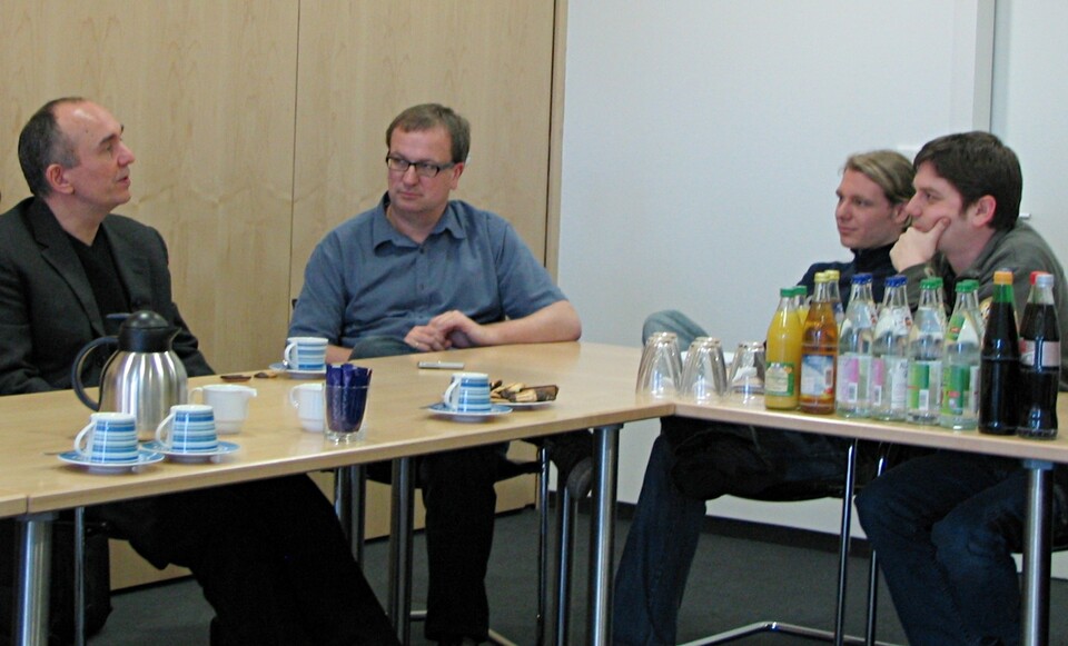 Peter Molyneux im Gespräch mit GamePro-Chefredakteur Markus Schwerdtel und den GameStar-Redakteuren Christian Schmidt und Heiko Klinge (von links).