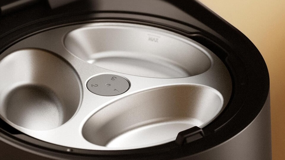 High-quality stainless steel bowls are installed in the automatic feeder so that as little dirt and bacteria collect.