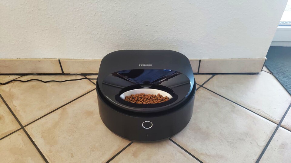 Zu Testzwecken haben wir auch mal Trockenfutter in den POLAR gefüllt. Der günstigere Trockenfutterautomat von PETLIBRO ist dafür natürlich noch besser geeignet.