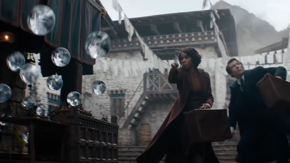 Lehrerin Lally und Auror Theseus kämpfen an der Seite von Newt Scamander. Bildquelle: Warner Bros.