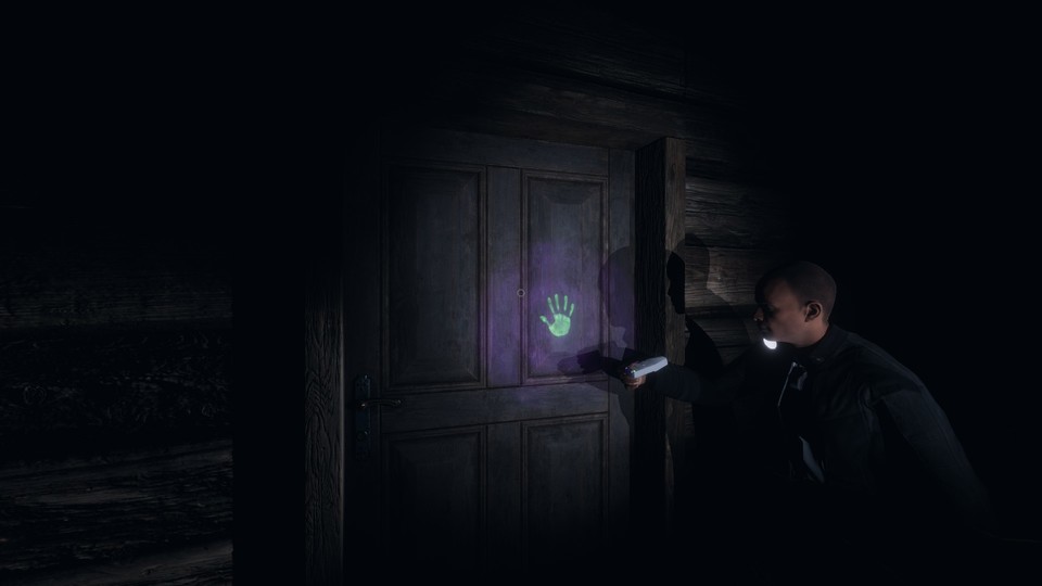 Mit der UV-Lampe lassen sich Fingerabdrücke an Türen und Fenstern entdecken.