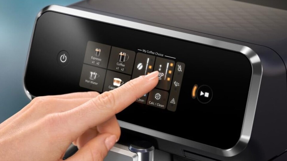 Mit dem schicken Farbdisplay wählt ihr spielend leicht euren Wunschkaffee aus – und könnt diesen per My-Coffee-Choice sogar frei konfigurieren!