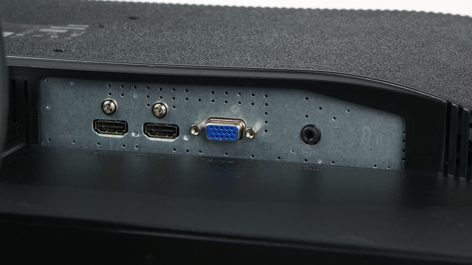 2x HDMI 1.4a sowie ein VGA-Eingang ist alles, was der Philips 273G3DHSB an Eingängen zu bieten hat.