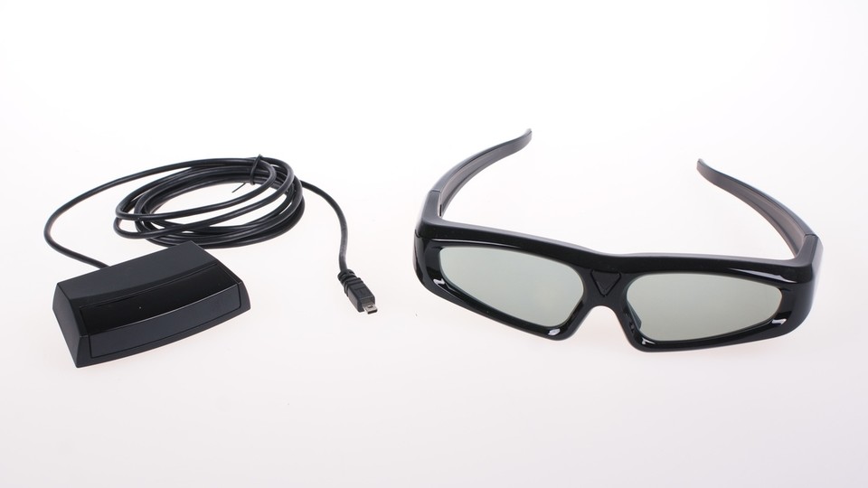 Der separate Infrarot-Sender und die recht angenehm zu tragende Shutter-Brille des Philips 273G3DHSB.