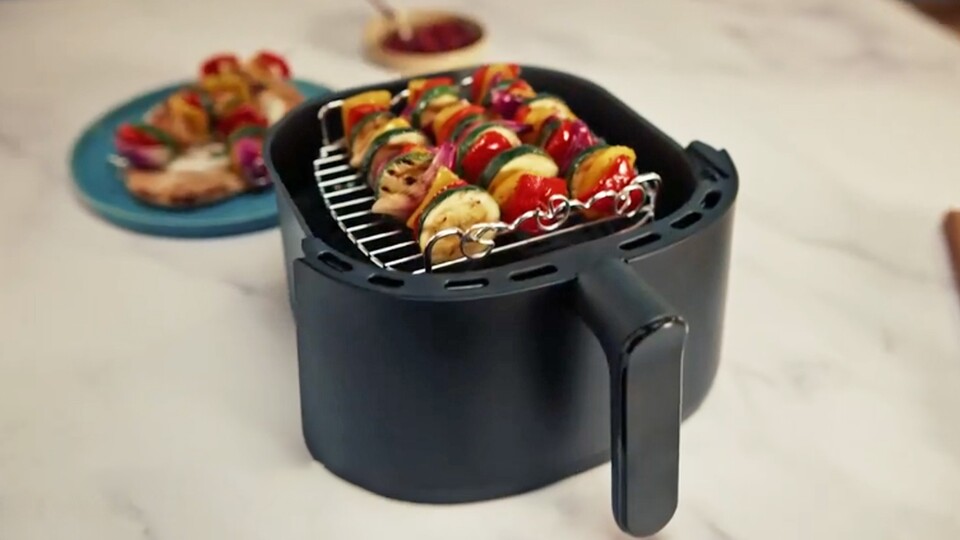 Wer für seine Suppen Gemüse vorgaren will, wird das besonders gut in einem Airfryer gelingen. Bei größeren Mengen reicht aber euer Backofen.