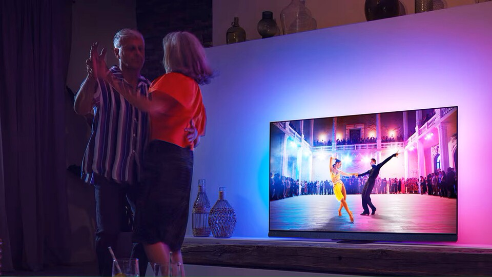 Für einen romantischen Abend kann das Ambilight einiges hermachen. Und wer tanzen will, kann das Licht zum Rhythmus pulsieren lassen!