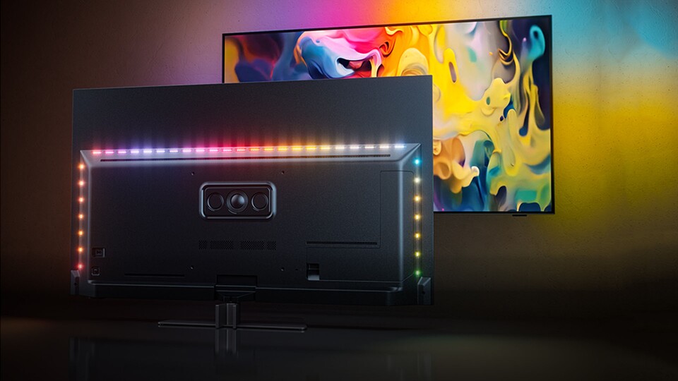 Mit Ambilight projiziert euer TV die Farben auf dem Fernseher auch auf die Wand dahinter. Das lässt euch noch tiefer ins Geschehen eintauchen.