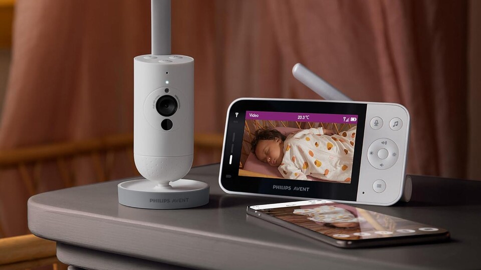 Ihr könnt das Babyphone sowohl mit dem beiliegenden Screen als auch dem Smartphone verbinden.