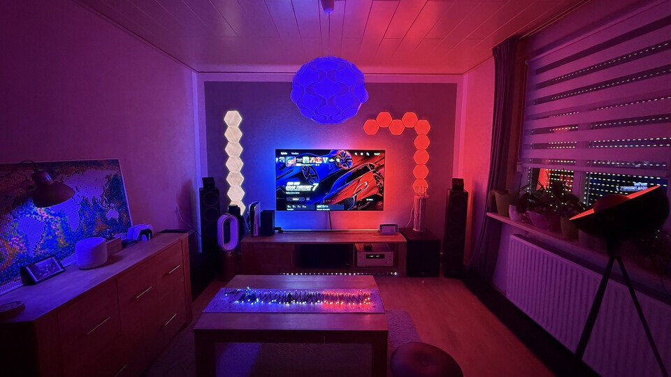 Meine vorhandenen Lichter füllen den gesamten Raum aus. An Weihnachten kann durch meine Philips Hue Lichterkette sogar der Weihnachtsbaum farblich passend integriert werden.