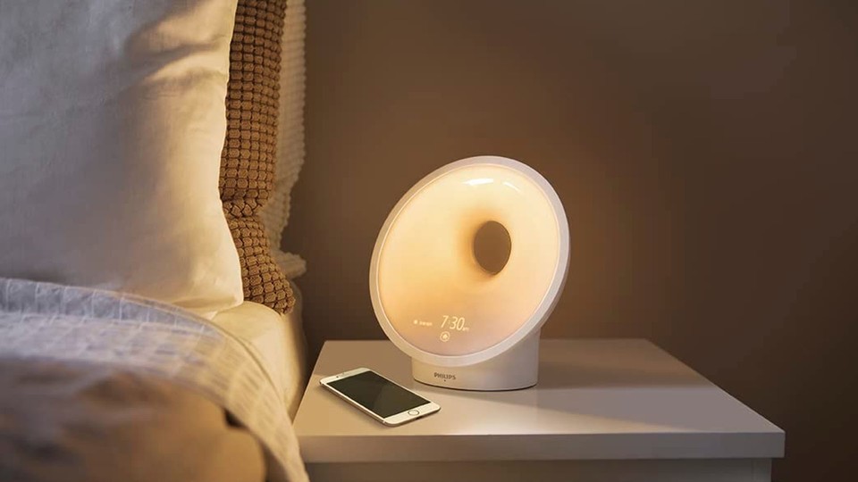 Scientifically proven: A wake-up light not only increases the motivation to wake up, but also has a positive effect on mood and energy levels.  The alarm clock is also a lamp, radio, reading light and decoration.